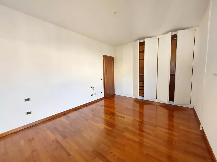 Immagine 15 di Appartamento in vendita  a Lucca