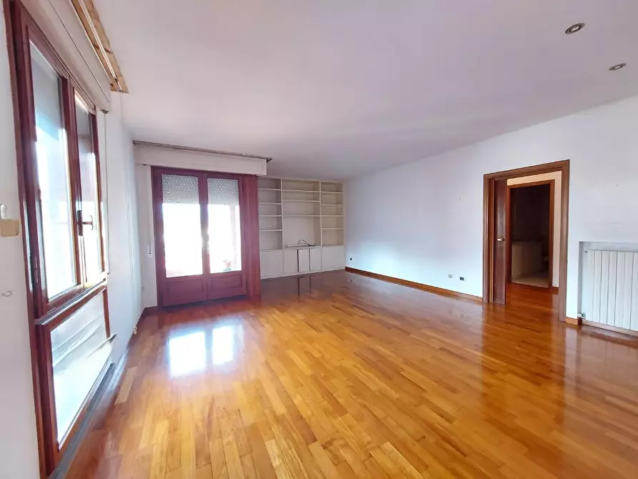 Immagine 2 di Appartamento in vendita  a Lucca