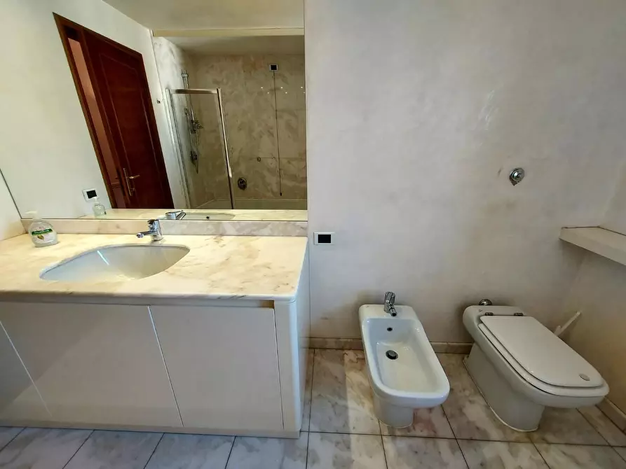 Immagine 20 di Appartamento in vendita  a Lucca