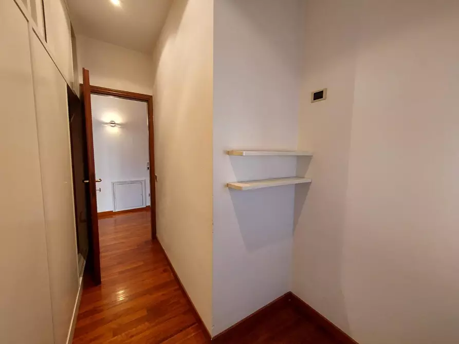 Immagine 23 di Appartamento in vendita  a Lucca