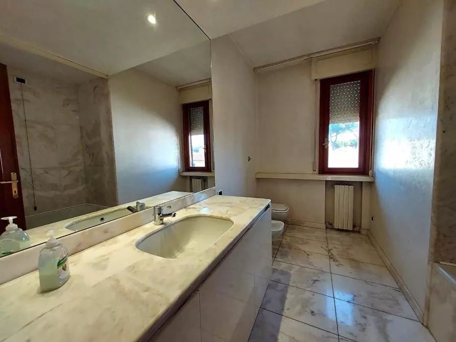 Immagine 17 di Appartamento in vendita  a Lucca