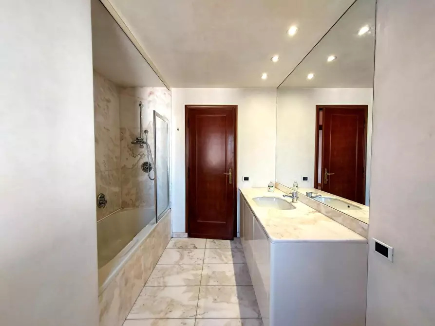 Immagine 18 di Appartamento in vendita  a Lucca