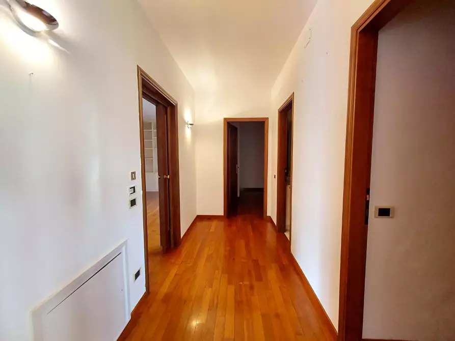 Immagine 28 di Appartamento in vendita  a Lucca