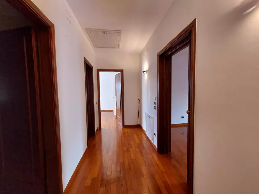 Immagine 29 di Appartamento in vendita  a Lucca