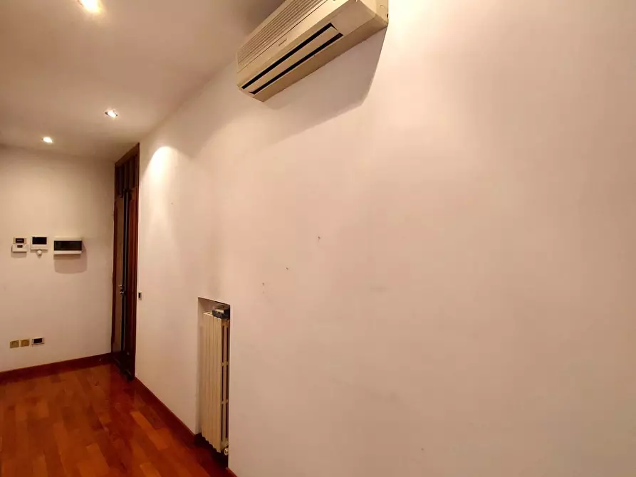 Immagine 30 di Appartamento in vendita  a Lucca