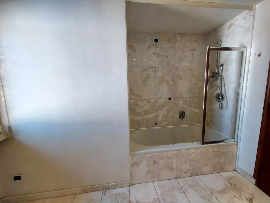 Immagine 21 di Appartamento in vendita  a Lucca