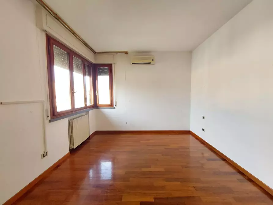 Immagine 16 di Appartamento in vendita  a Lucca