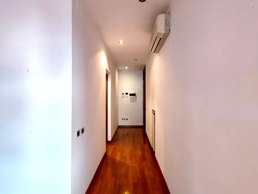 Immagine 12 di Appartamento in vendita  a Lucca