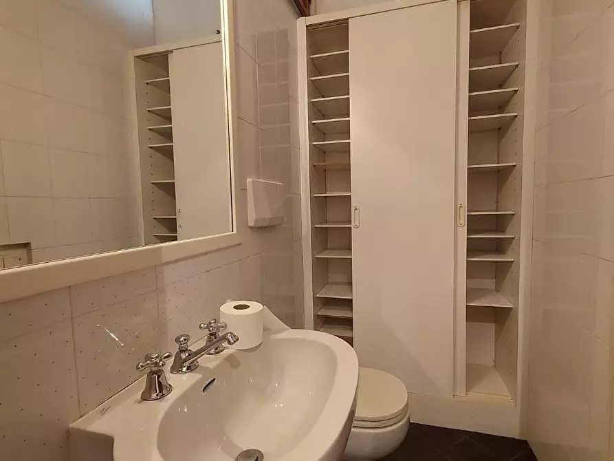 Immagine 9 di Appartamento in vendita  a Lucca