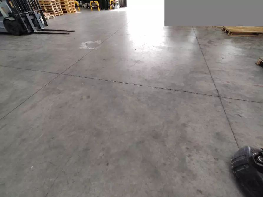 Immagine 1 di Attività artigianale in affitto  a Cascina