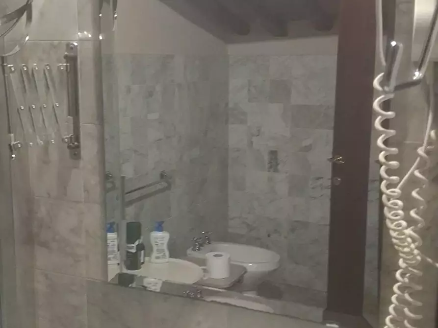 Immagine 23 di Appartamento in affitto  a Lucca