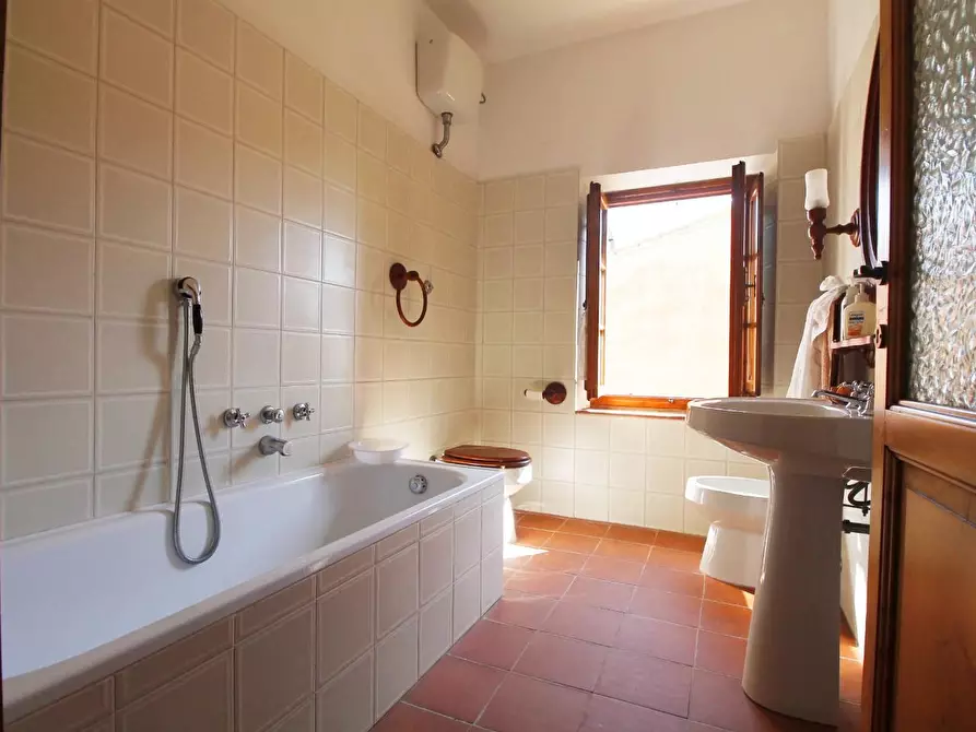 Immagine 19 di Casa colonica in vendita  a Capraia E Limite