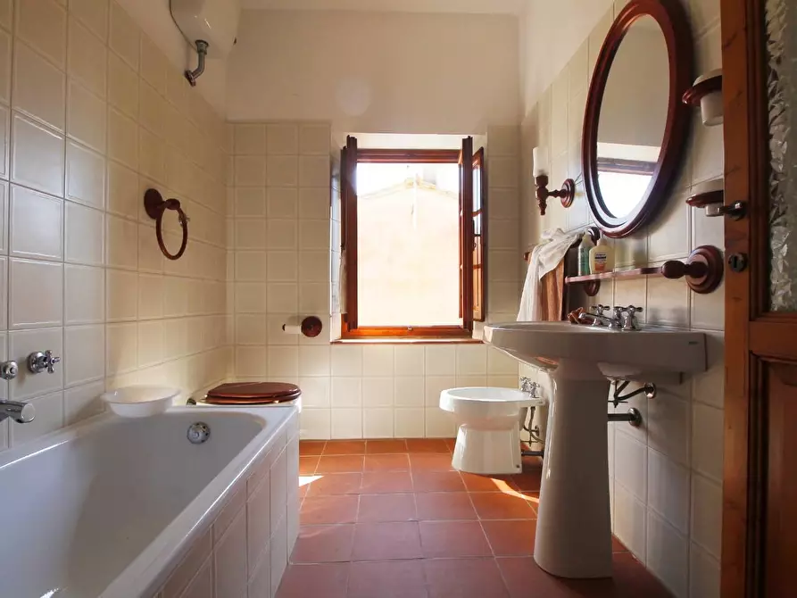 Immagine 20 di Casa colonica in vendita  a Capraia E Limite