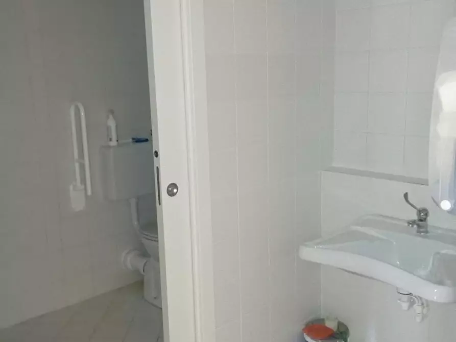 Immagine 10 di Ufficio in vendita  a Poggibonsi