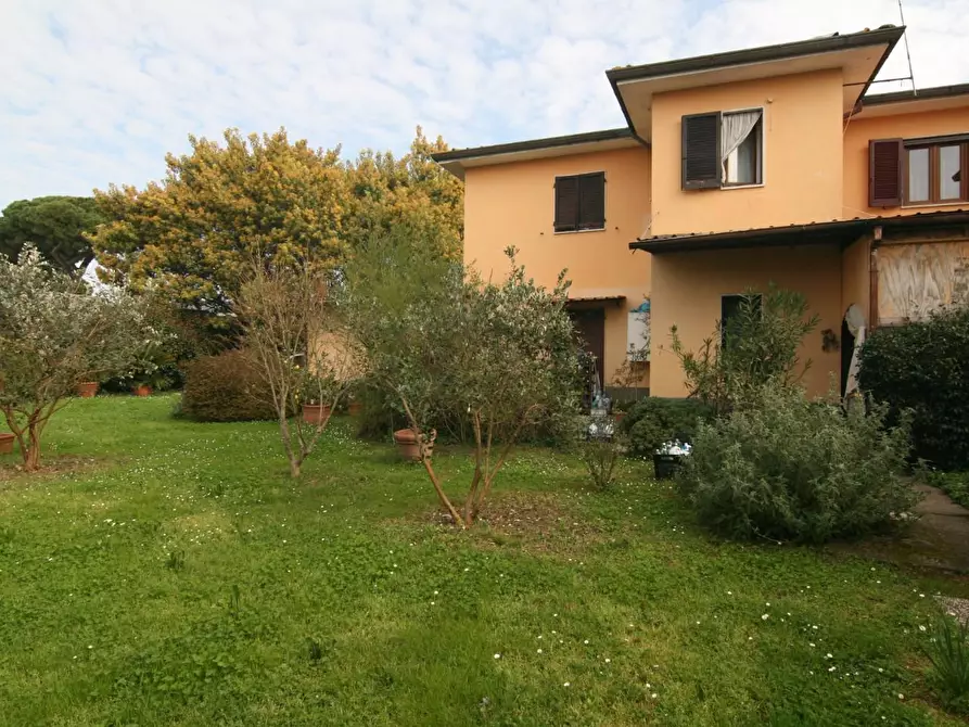Immagine 2 di Casa semindipendente in vendita  a Massa