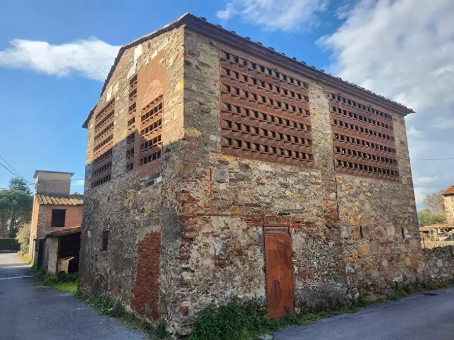 Immagine 12 di Deposito in vendita  a Capannori