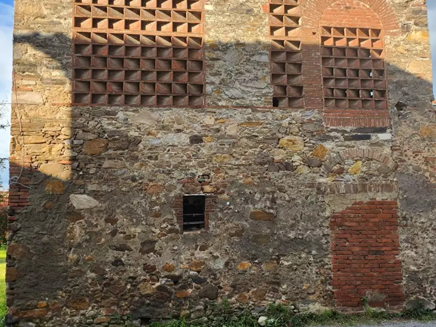 Immagine 8 di Deposito in vendita  a Capannori