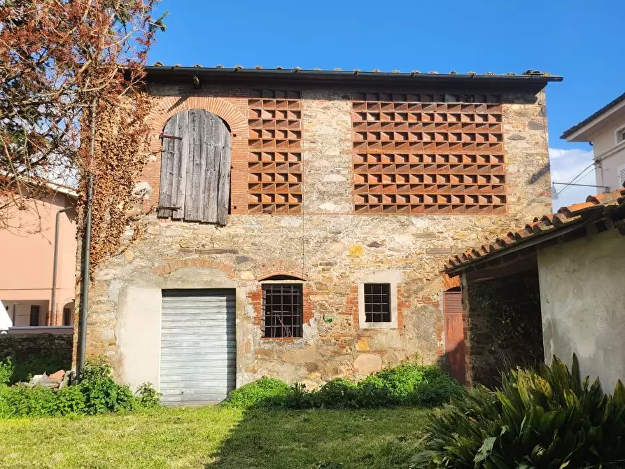 Immagine 11 di Deposito in vendita  a Capannori