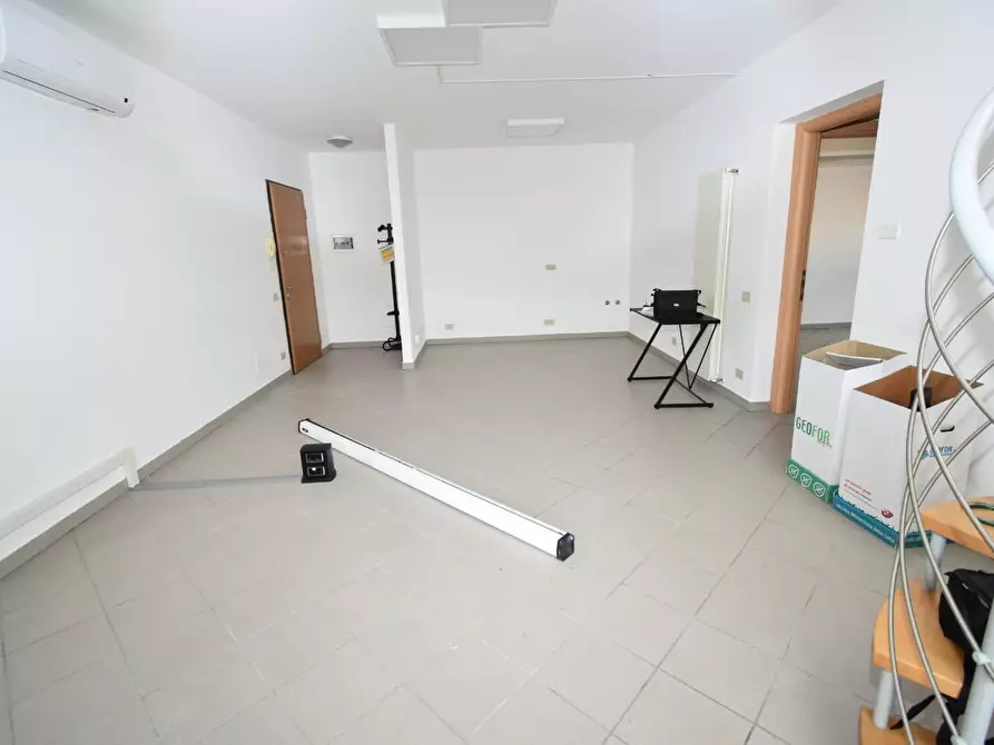 Immagine 2 di Ufficio in affitto  a Vecchiano