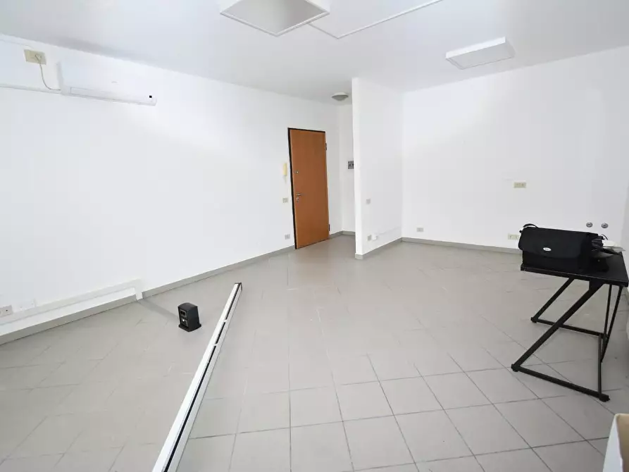 Immagine 6 di Ufficio in affitto  a Vecchiano