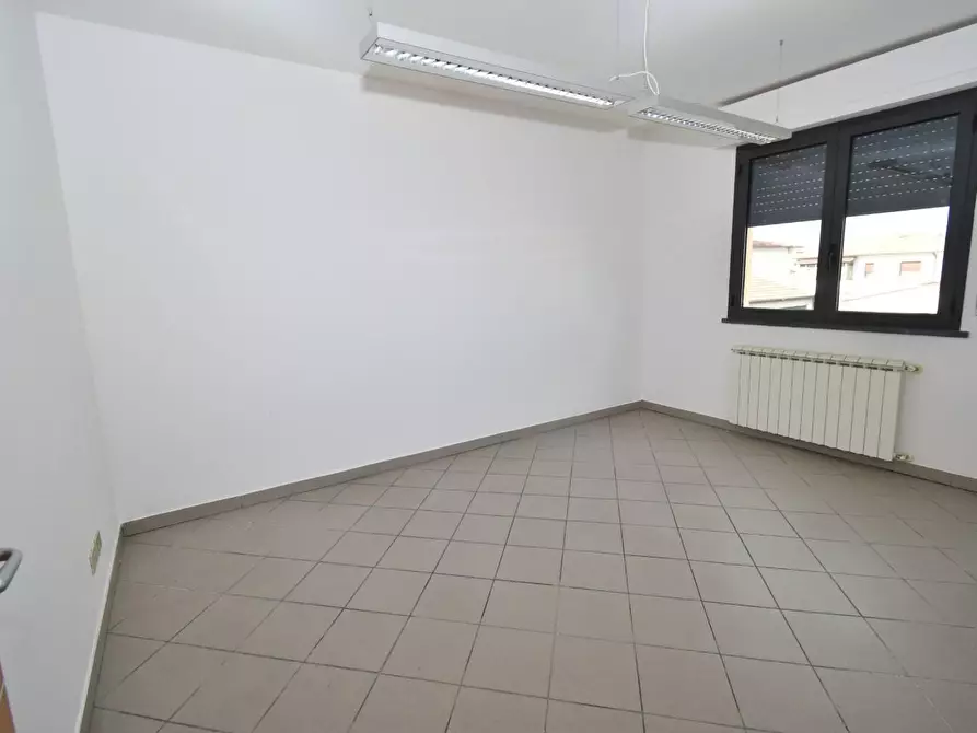 Immagine 10 di Ufficio in affitto  a Vecchiano