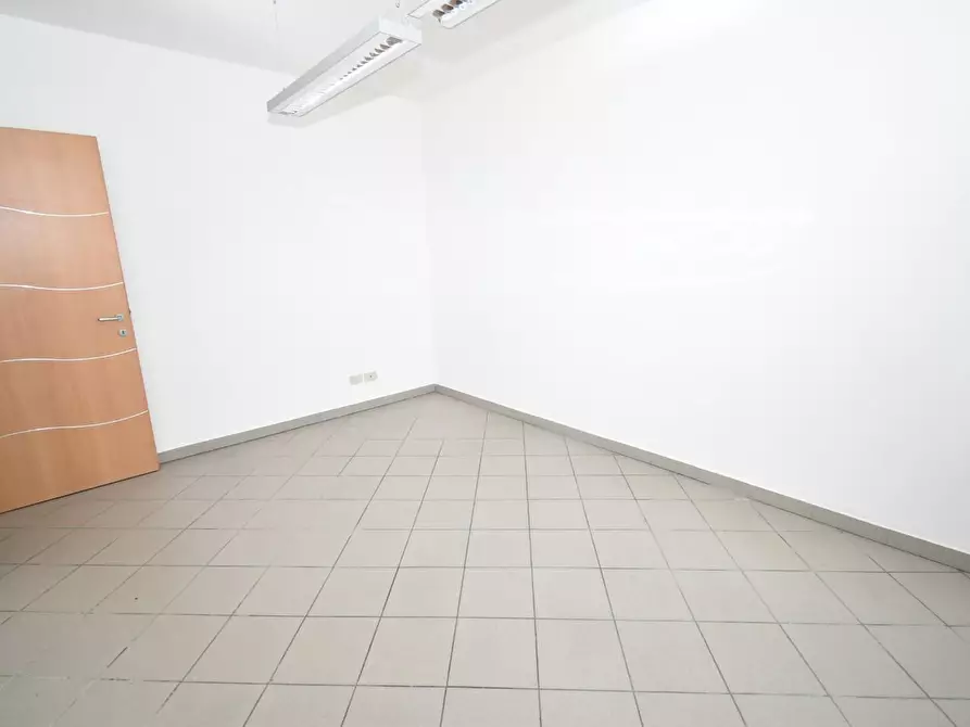 Immagine 13 di Ufficio in affitto  a Vecchiano