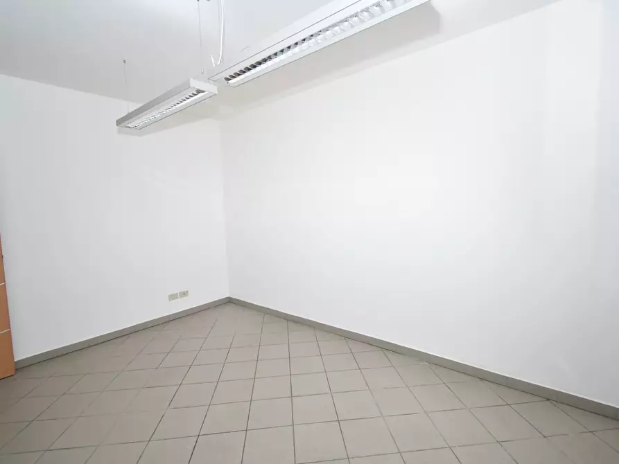 Immagine 12 di Ufficio in affitto  a Vecchiano