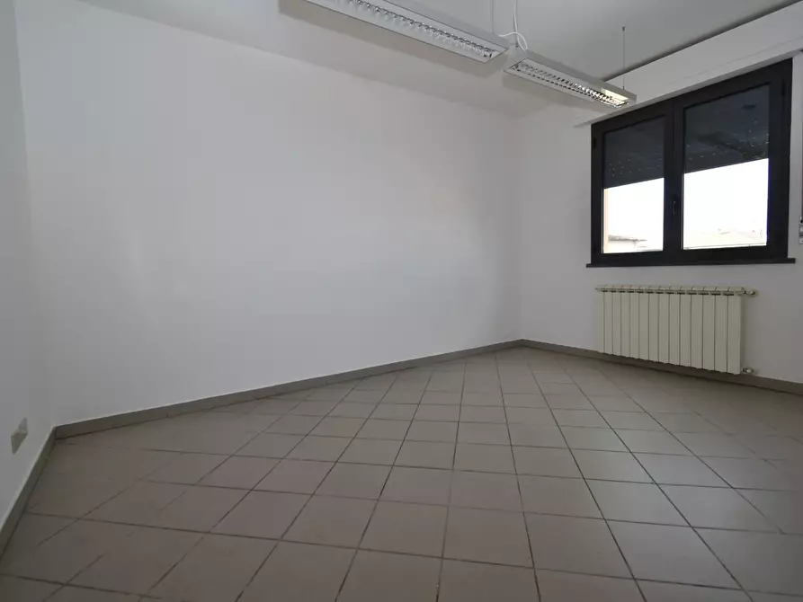 Immagine 9 di Ufficio in affitto  a Vecchiano