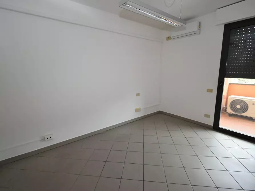 Immagine 11 di Ufficio in affitto  a Vecchiano