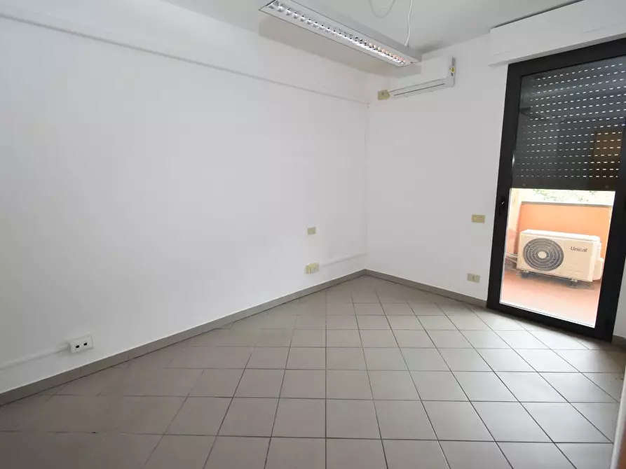 Immagine 8 di Ufficio in affitto  a Vecchiano