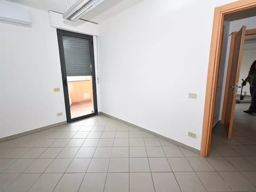Immagine 17 di Ufficio in affitto  a Vecchiano