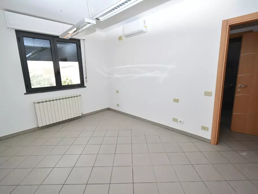 Immagine 14 di Ufficio in affitto  a Vecchiano