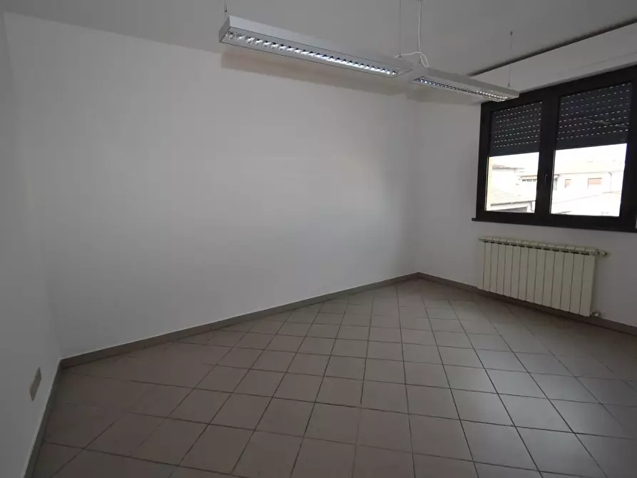 Immagine 7 di Ufficio in affitto  a Vecchiano