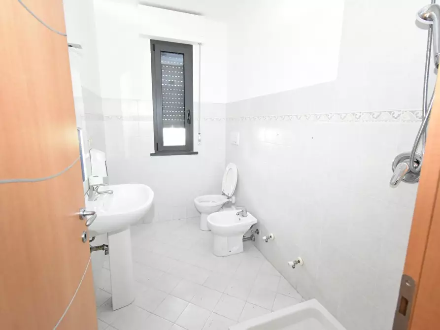 Immagine 15 di Ufficio in affitto  a Vecchiano