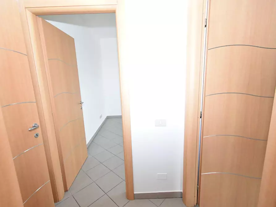 Immagine 19 di Ufficio in affitto  a Vecchiano