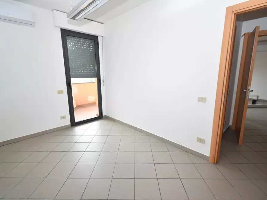 Immagine 18 di Ufficio in affitto  a Vecchiano