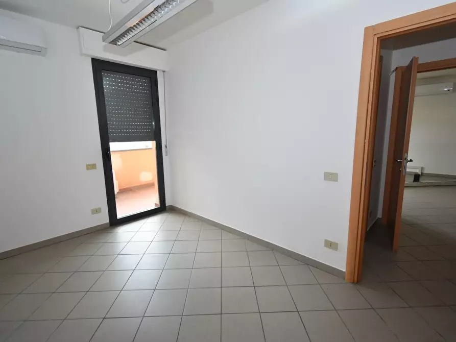 Immagine 16 di Ufficio in affitto  a Vecchiano