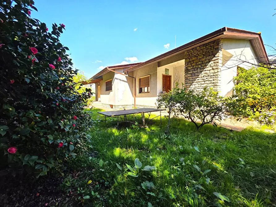 Immagine 10 di Villa in vendita  a Massa