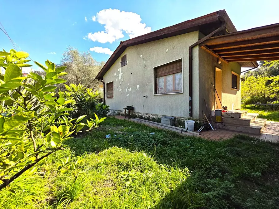 Immagine 12 di Villa in vendita  a Massa