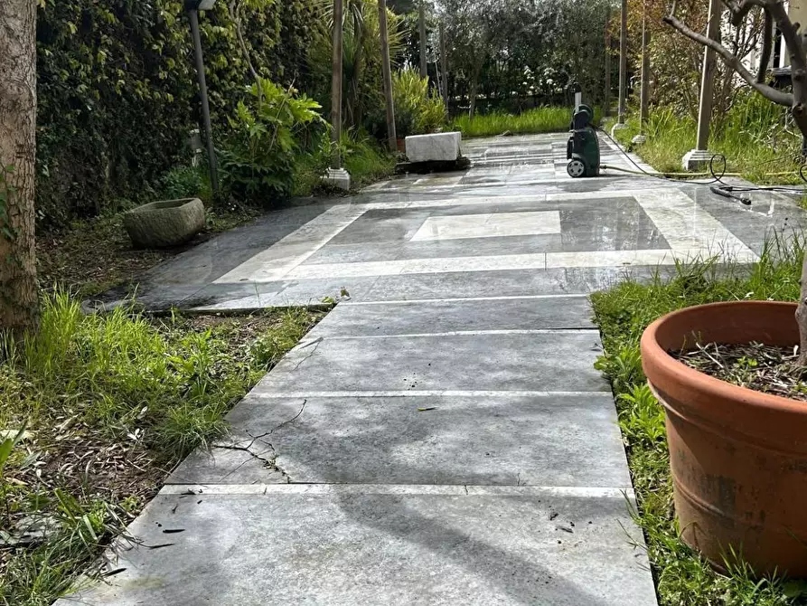 Immagine 2 di Villa in vendita  a Carrara