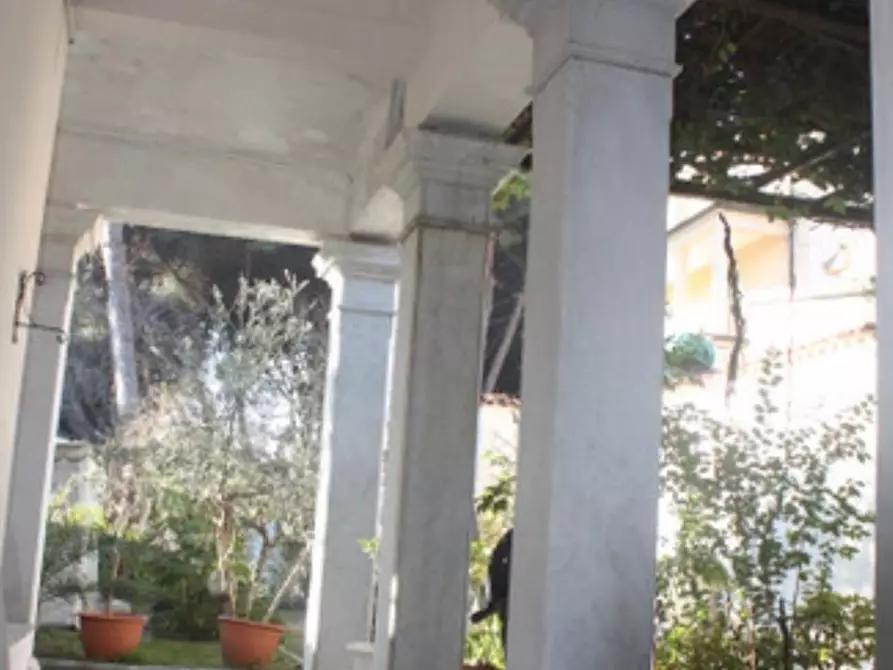 Immagine 3 di Villa in vendita  a Carrara