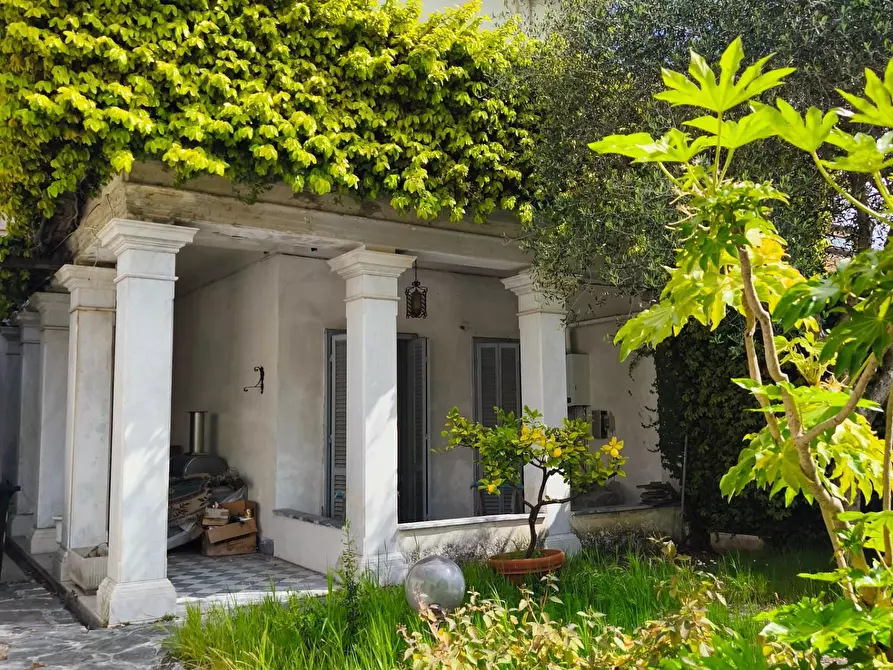 Immagine 79 di Villa in vendita  a Carrara