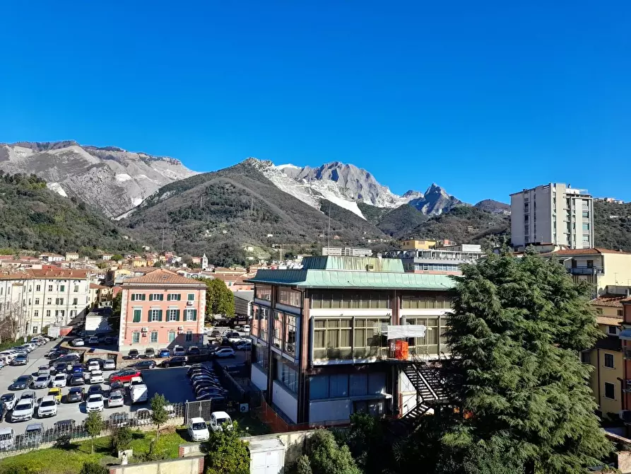 Immagine 18 di Appartamento in vendita  a Carrara