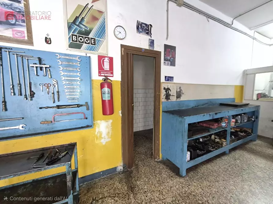 Immagine 8 di Locale commerciale in vendita  a Lecce