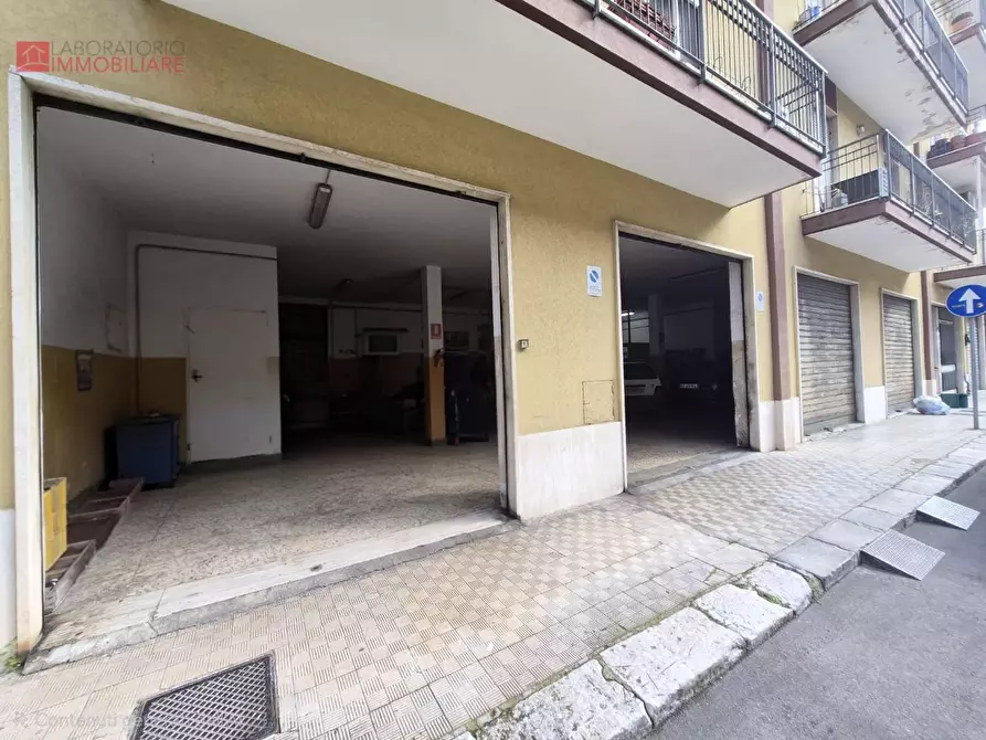 Immagine 1 di Locale commerciale in vendita  a Lecce