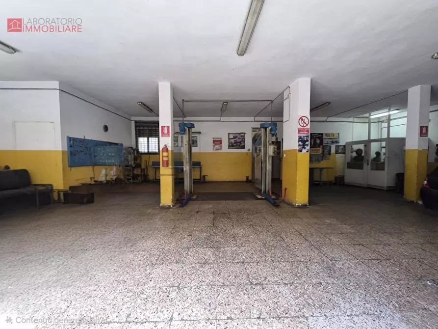 Immagine 4 di Locale commerciale in vendita  a Lecce