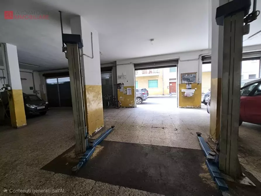 Immagine 6 di Locale commerciale in vendita  a Lecce