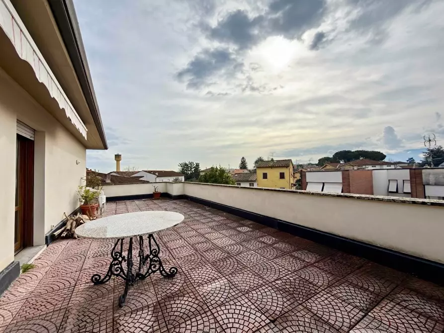 Immagine 16 di Appartamento in vendita  a Lucca