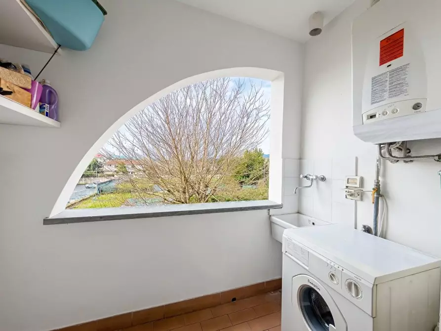 Immagine 19 di Appartamento in vendita  a Lucca