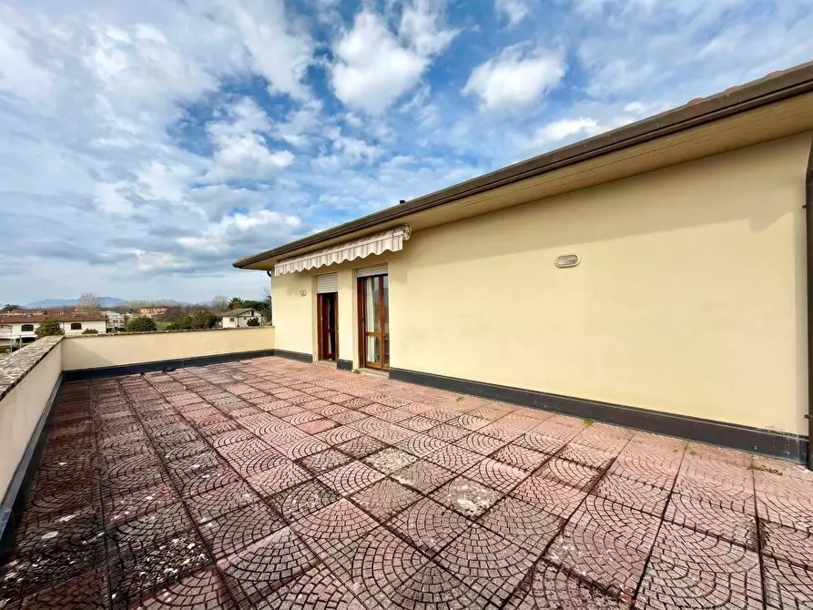 Immagine 17 di Appartamento in vendita  a Lucca